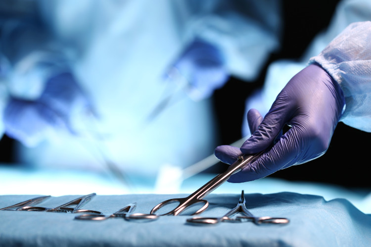 Cirurgia como último recurso: Getty Images a mão do médico retira o amendoim da mesa de operações com os instrumentos