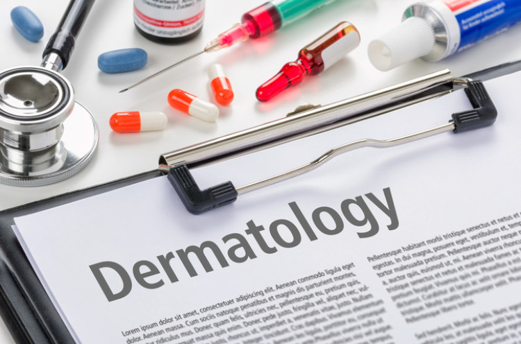 Tratamento farmacológico do herpes com antivirais Fonte: Getty Images papel com uma descrição dos dermatologistas ao lado comprimidos e seringa
