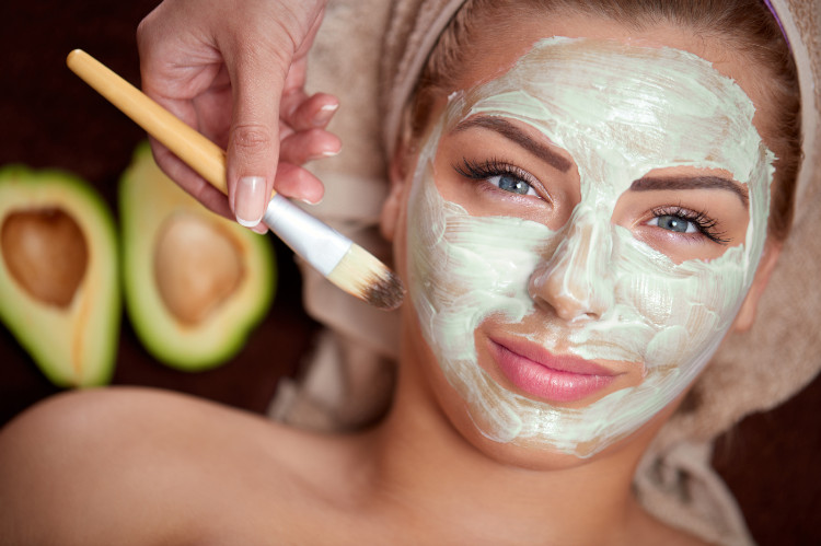 As máscaras faciais caseiras são utilizadas há muitos anos: Getty Images mulher com um turbante na cabeça e uma máscara natural verde no rosto, no fundo um abacate cortado
