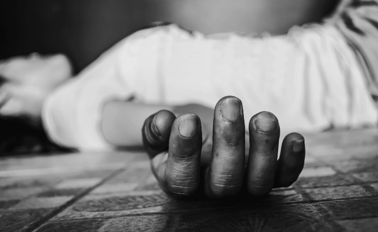 Inconsciência, paragem respiratória e circulatória (RCP) Fonte: Getty Images fotografia a preto e branco de uma mulher com uma T-shirt branca deitada no chão, inconsciente