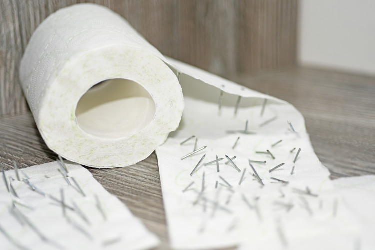A dor é por vezes muito intensa: Getty Images papel higiénico parcialmente amarrotado e perfurado com pequenos pregos