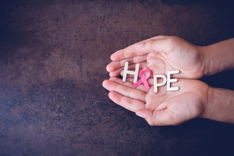 Símbolo de esperança nas palmas das mãos de uma mulher: Getty Images palmas das mãos com letras em forma de HOPE - esperança