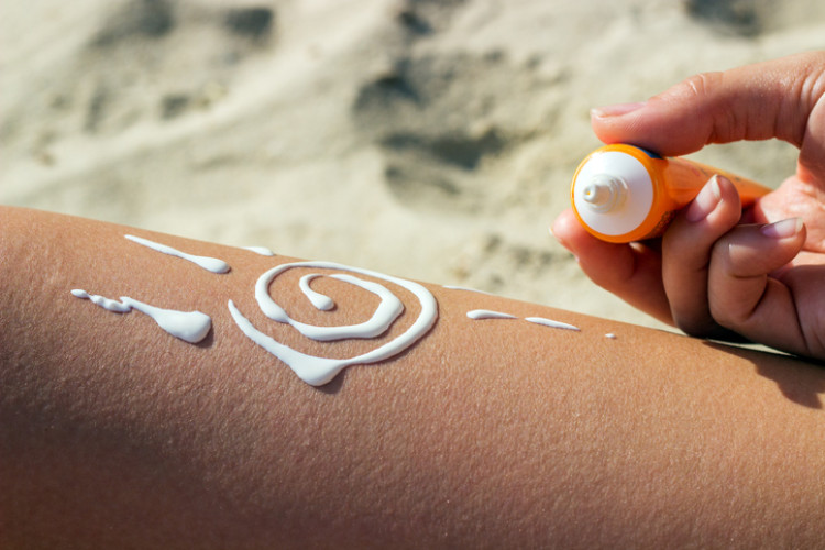 Cremes com FPS. Fonte: Getty Images pé pintado com um creme protetor em forma de sol