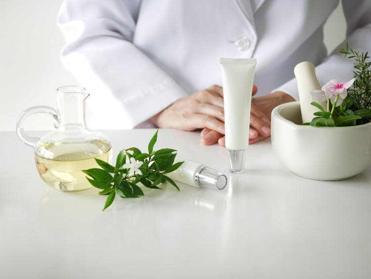 Os extractos de plantas têm um lugar insubstituível: Getty Images Ervas, cremes e tinturas num recipiente em cima da mesa