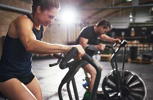 Para o treino intervalado de alta intensidade, também podemos utilizar, por exemplo, uma bicicleta de ar.