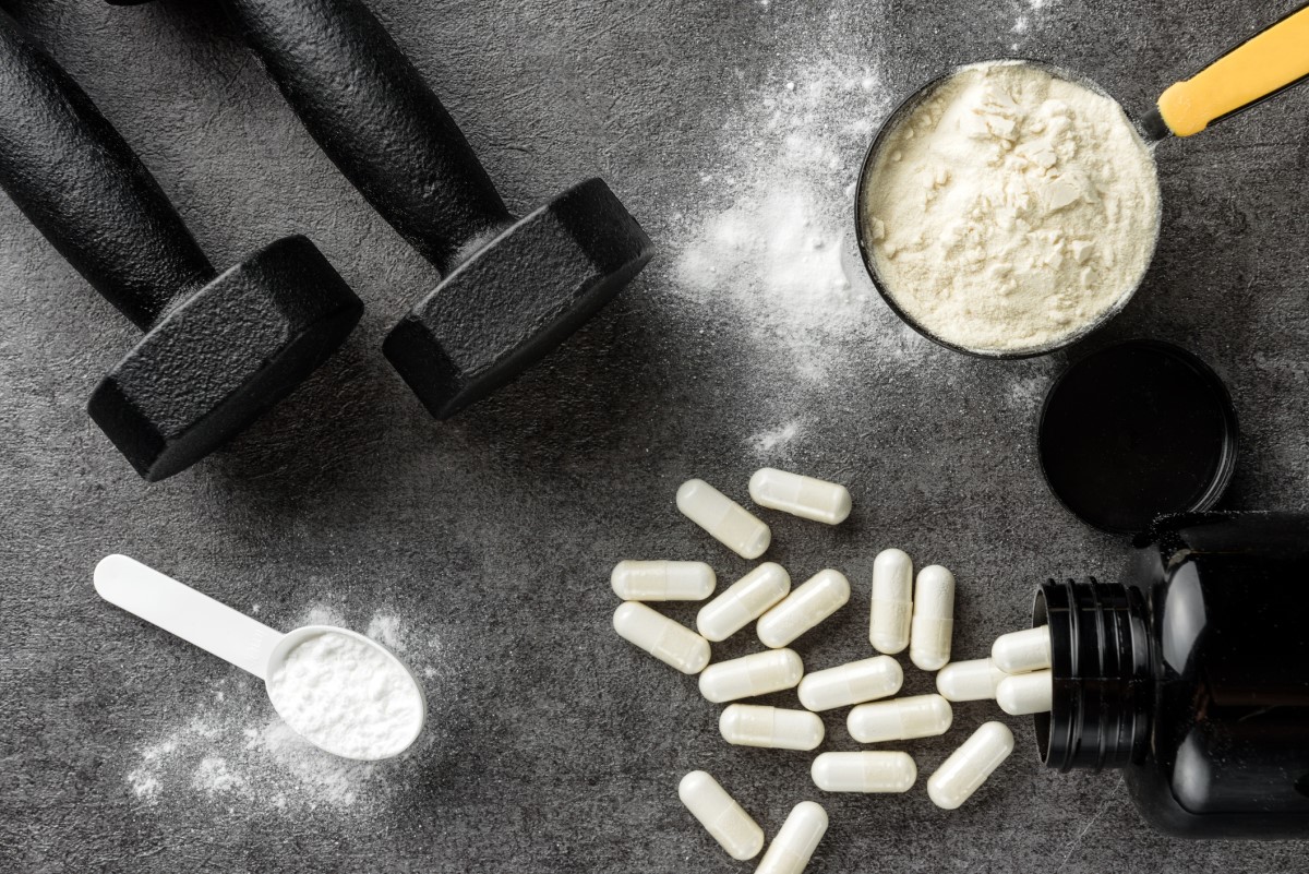 Os suplementos alimentares sob a forma de aminoácidos estão muito difundidos, sobretudo entre os desportistas: Getty Images Aminoácidos, suplementos alimentares, pó, comprimidos, halteres