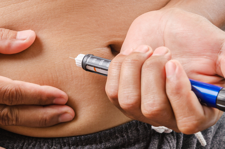 Aplicação de insulina com uma caneta de insulina por via subcutânea no abdómen Fonte: Thinkstock injeção de insulina sob a pele do abdómen com uma caneta de insulina