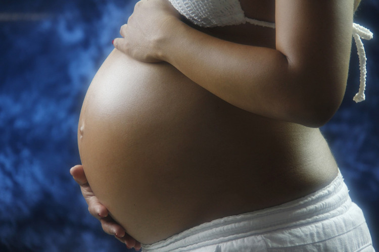 A gravidez é um dos factores de risco. Fonte da foto: Getty Images mulher grávida a segurar a barriga
