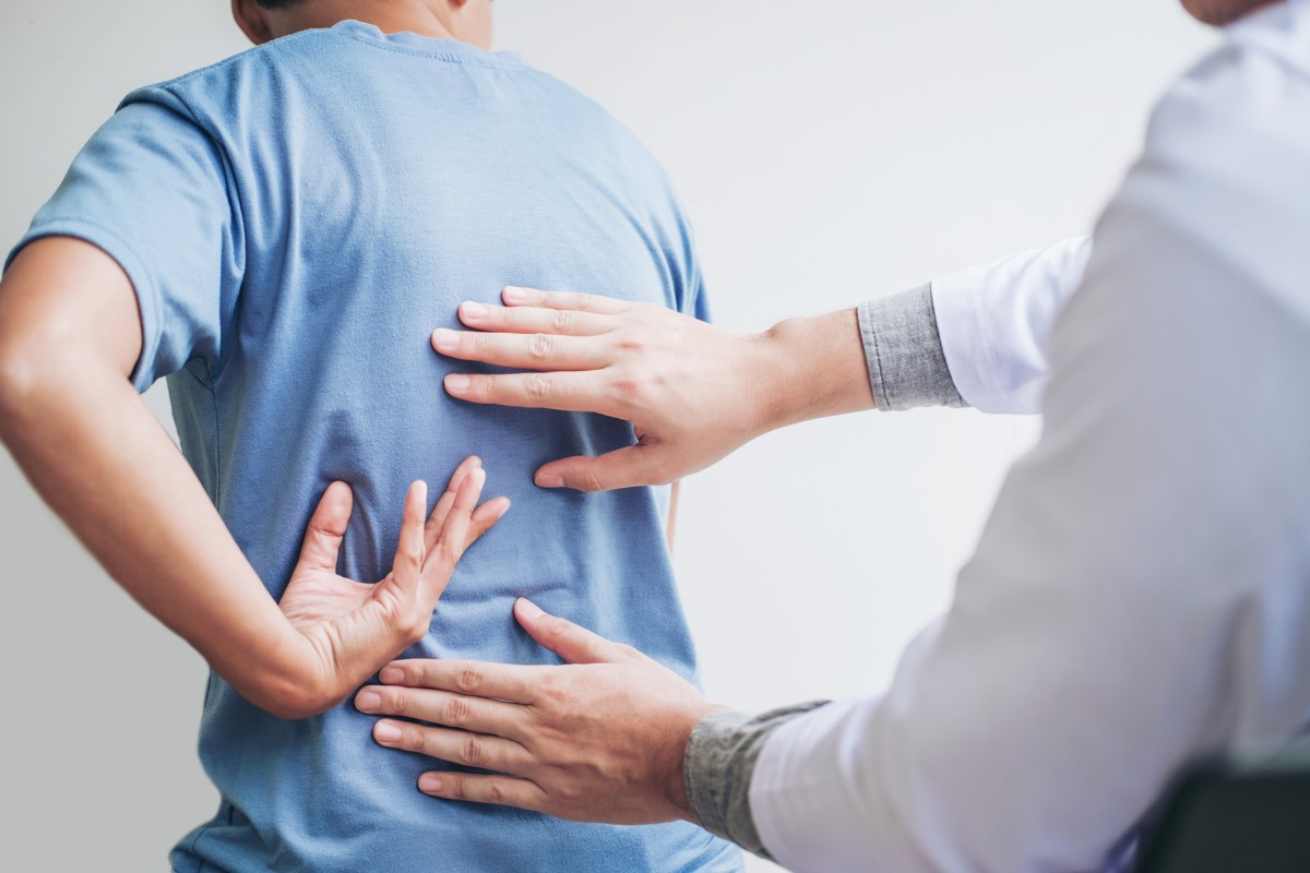Formação inicial e familiarização com o método e posterior prática em casa. Fonte: Getty Images Médico e paciente tratam de dores nas costas