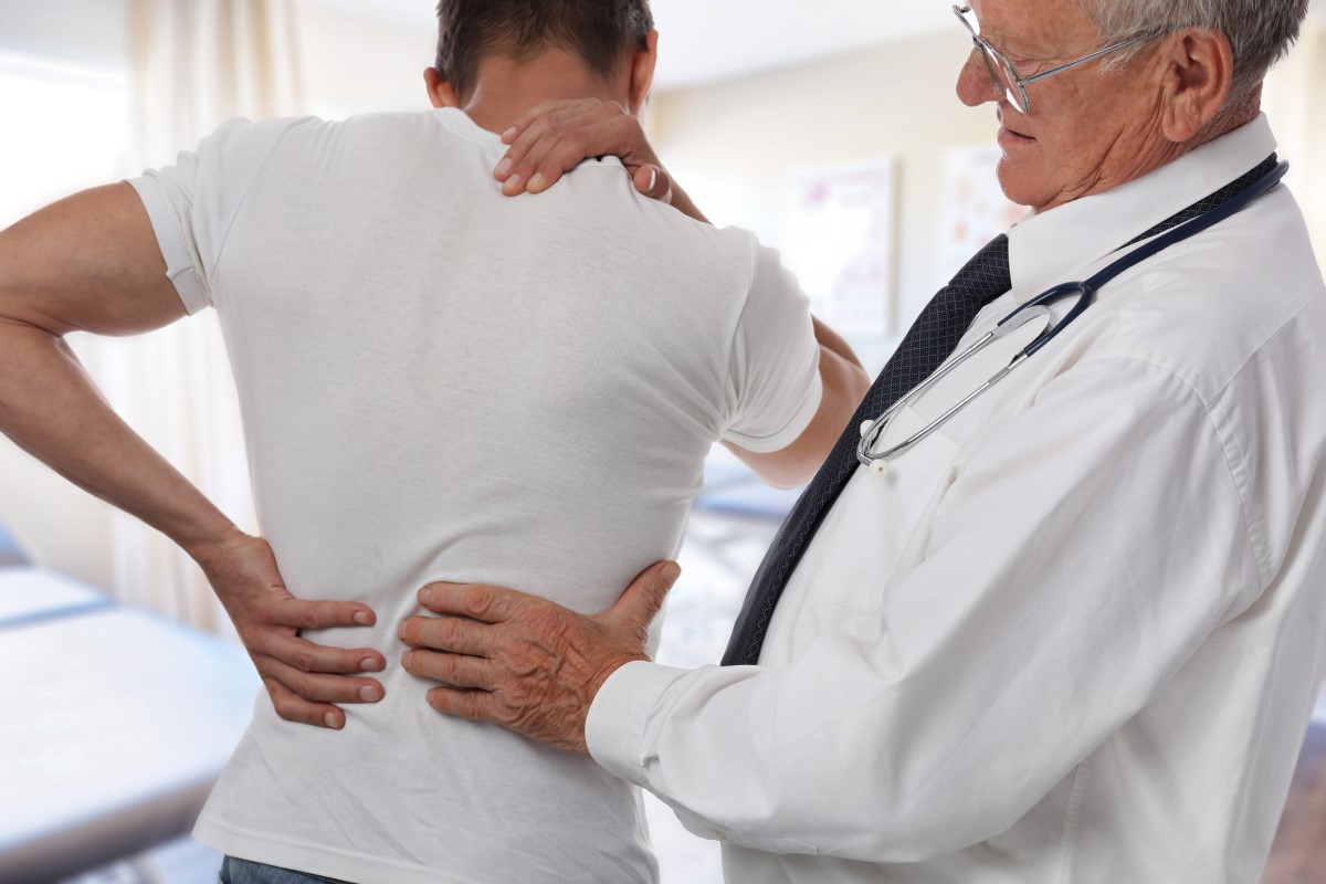 A dor nas costas é um dos problemas mais comuns no consultório de um neurologista: Getty Images Dor nas costas, o médico examina um jovem, dói-lhe as costas