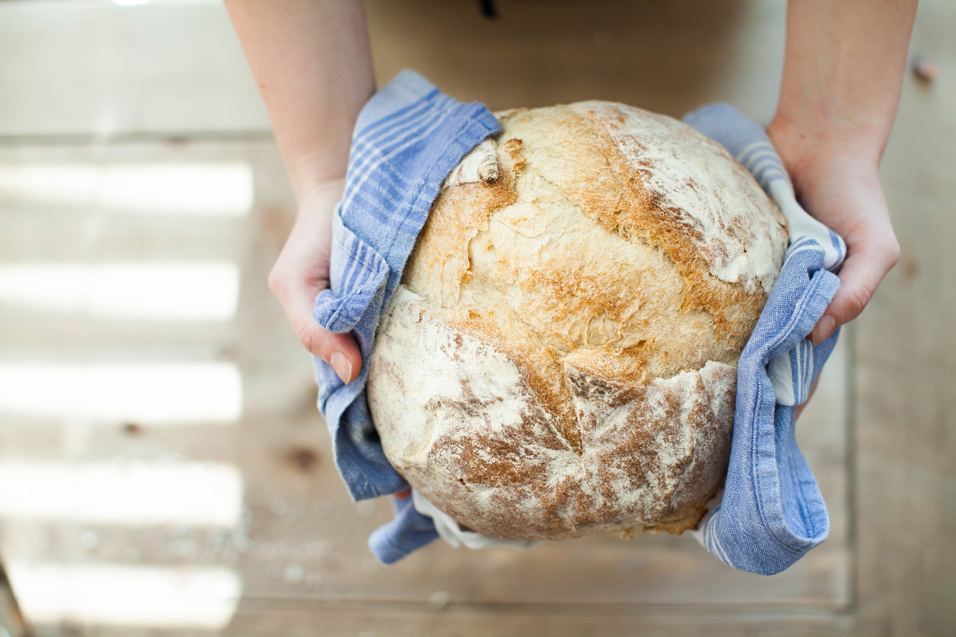 Fonte: Getty Images Pessoa com pão sem glúten na mão
