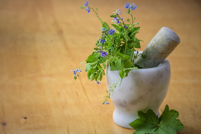 As ervas aromáticas podem ajudar. Fonte da foto: thinkstock photos receita caseira, almofariz, ervas aromáticas