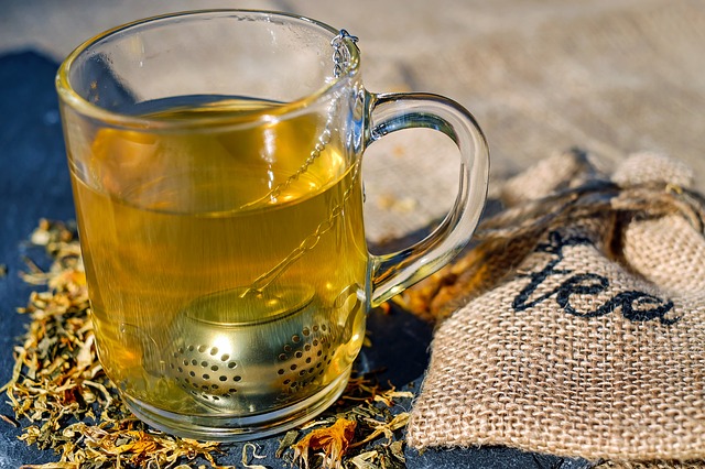 O chá e a decocção podem ser gargarejados, mas também bebidos. Fonte da foto: Thinkstock photos chá, chávena, saqueta de chá