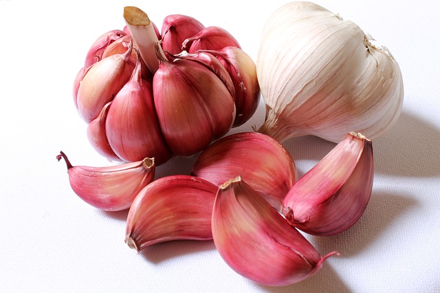 O alho tem efeitos anti-inflamatórios locais. Fonte da foto: thinkstock photos alho, dentes