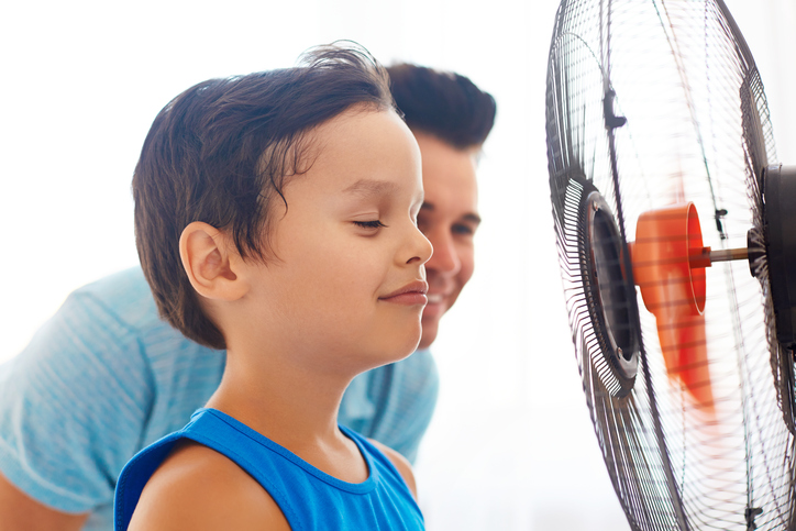 Tenha cuidado quando se expõe a um fluxo de ar frio direto. Foto: Thinkstock Um rapaz e o seu pai em frente a uma ventoinha
