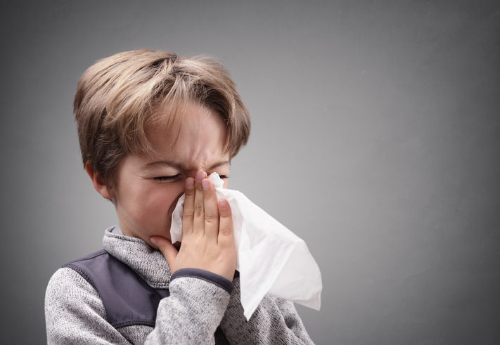 Cavidade nasal Foto: Thinkstock photos O rapaz assoa o nariz, com catarro, para um lenço higiénico
