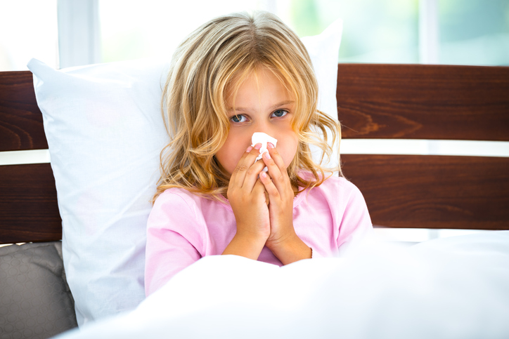 O tratamento adequado e as medidas de regime são importantes Foto de origem: Getty Images Rapariga com gripe, constipada, deitada na cama