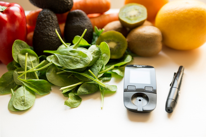 Mudança de hábitos alimentares: Getty Images Diabetes - mudança de hábitos alimentares - alimentos, legumes, fruta, medidor de glicose