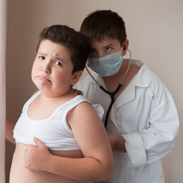 O peso elevado afecta negativamente o sistema cardiovascular. Fonte da foto: Getty Images As crianças brincam ao médico e ao doente, examinam a respiração, o rapaz é obeso