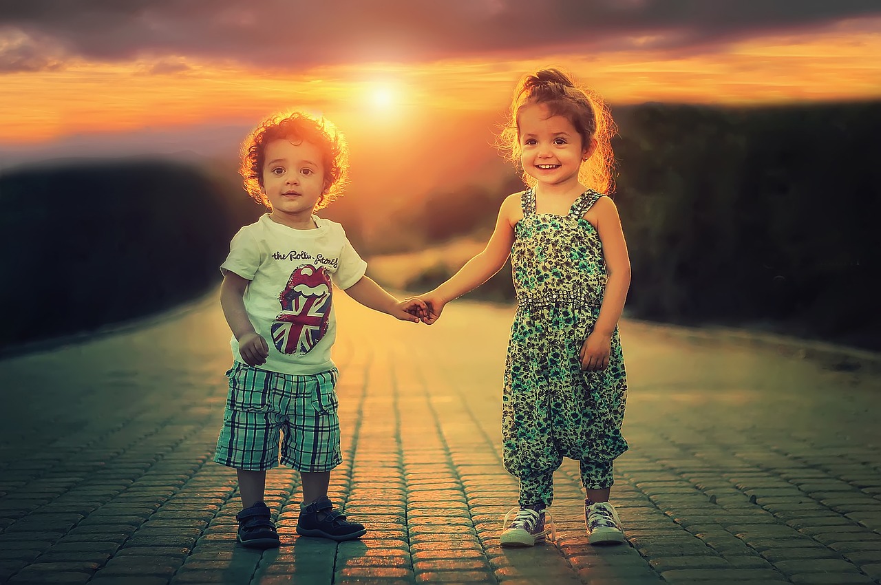 As crianças precisam de fazer muito exercício ao sol, mas é preciso ter cuidado com a proteção: Getty Images Crianças, rapariga e rapaz de mãos dadas, sol, passeio, riso, alegria