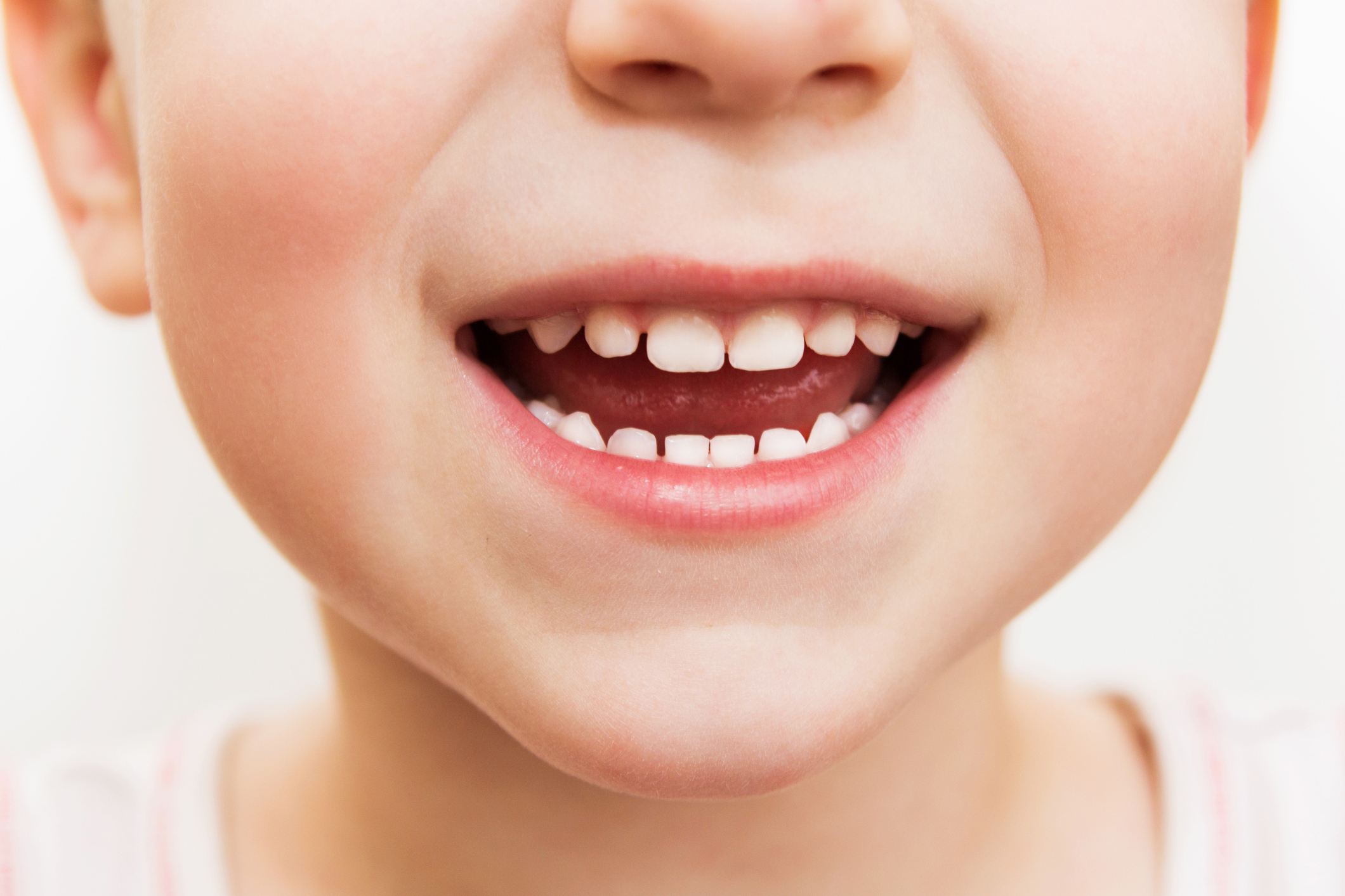 As crianças com menos de 6 anos correm o maior risco de engolir pasta de dentes quando escovam os dentes: Getty Images As crianças com menos de 6 anos correm maior risco de engolir pasta dentífrica quando escovam os dentes