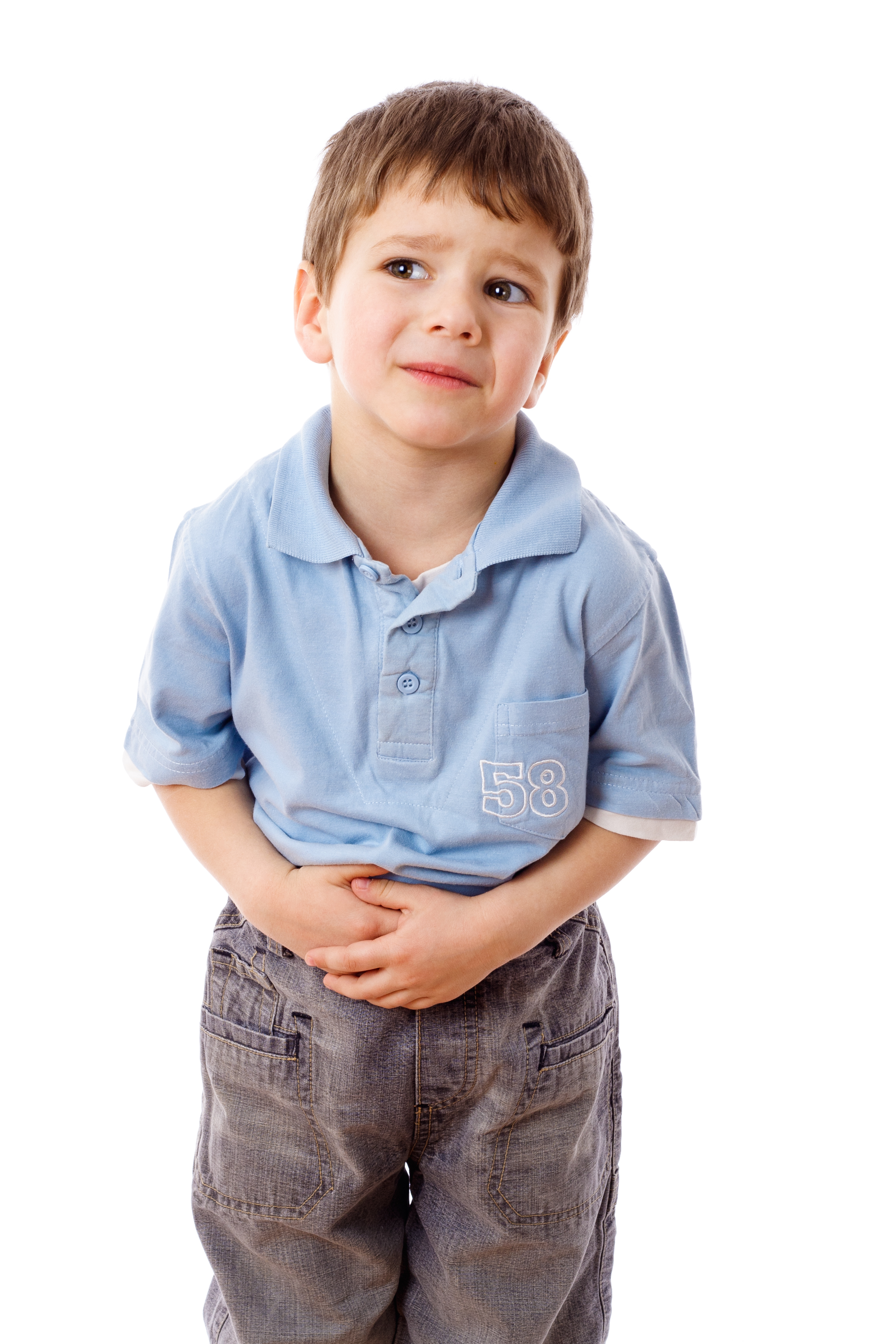 Os efeitos de algumas lesões podem ser retardados. Foto: Thinkstock Um rapazinho a segurar a barriga, dor, tristeza, medo