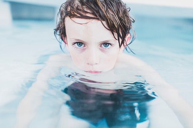 A natação é a atividade mais adequada. Fonte da foto: Getty Images o rapaz está na piscina, a natação é uma atividade física adequada