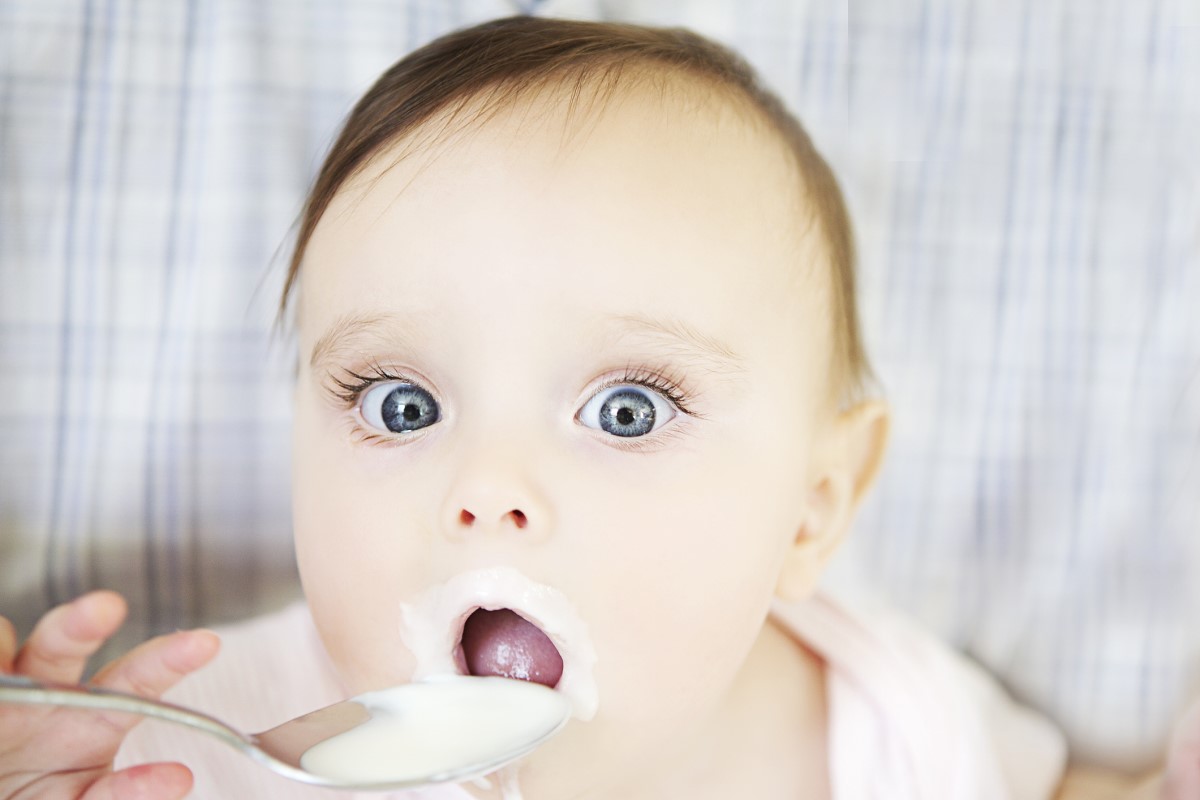 Dieta com olhos grandes a comer iogurte