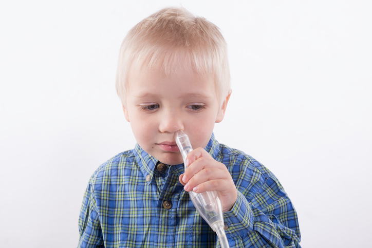 A aspiração do muco é importante para prevenir complicações. Foto: Thinkstock photos O rapaz está a segurar um extrator de muco no nariz