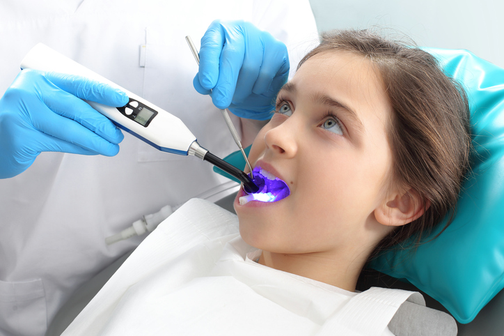 A estampagem é um procedimento indolor que demora aproximadamente 5 minutos. Fonte: Thinkstock Uma rapariga na cadeira do dentista a ser tratada pelo dentista