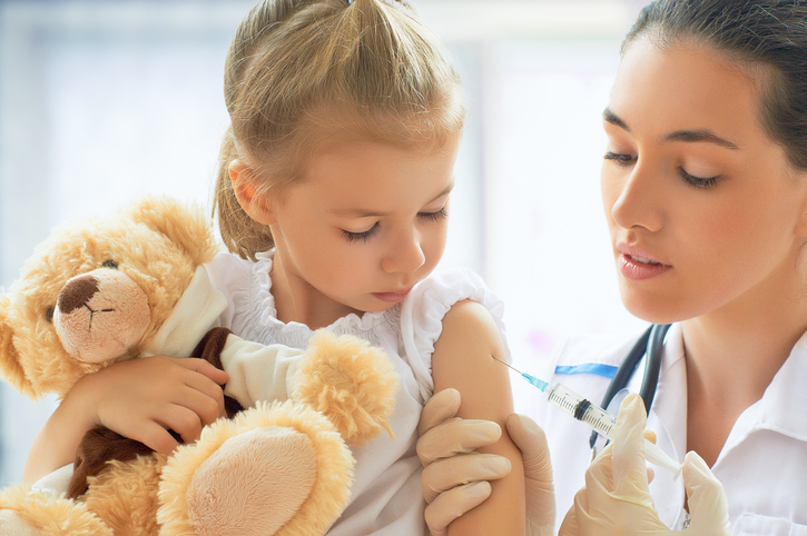 As vacinas são importantes para criar imunidade contra certas bactérias e vírus. Foto: Thinkstock Vacinar uma criança com um animal de peluche