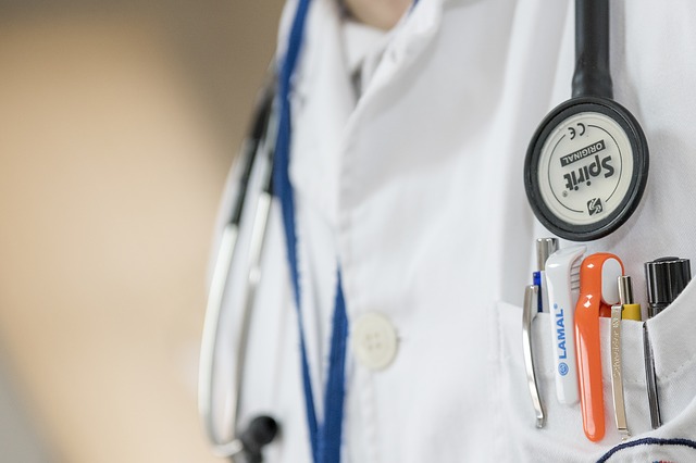 O exame médico é importante para excluir causas graves. foto de origem: Getty Images Vista em corte do tronco de um médico, bata branca, estetoscópio, canetas