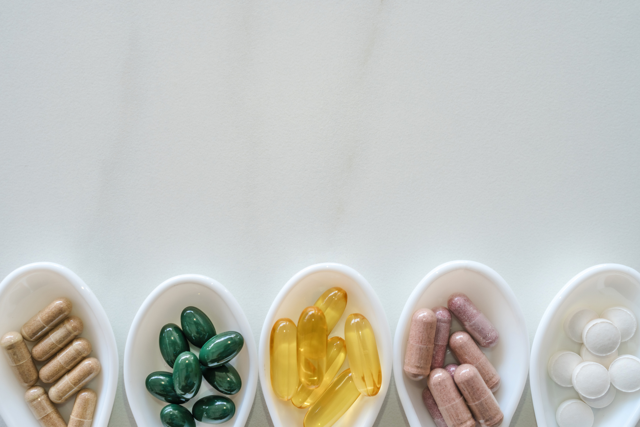 A toma de suplementos alimentares, que na maioria das vezes contêm gluconato de manganês, também pode contribuir para a ingestão diária total de manganês: Getty Images A toma de suplementos alimentares, que na maioria das vezes contêm gluconato de manganês, pode também contribuir para a sua ingestão diária total de manganês.