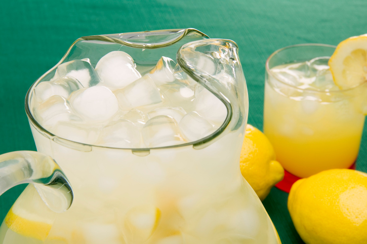 As bebidas frias baixam a imunidade. Foto: Thinkstock jarro de vidro com limonada e cubos de gelo