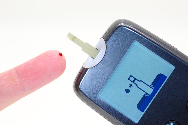 Medir a glicémia em caso de suspeita: Getty Images Hipoglicemia - medição da glucose no sangue, medidor de glucose