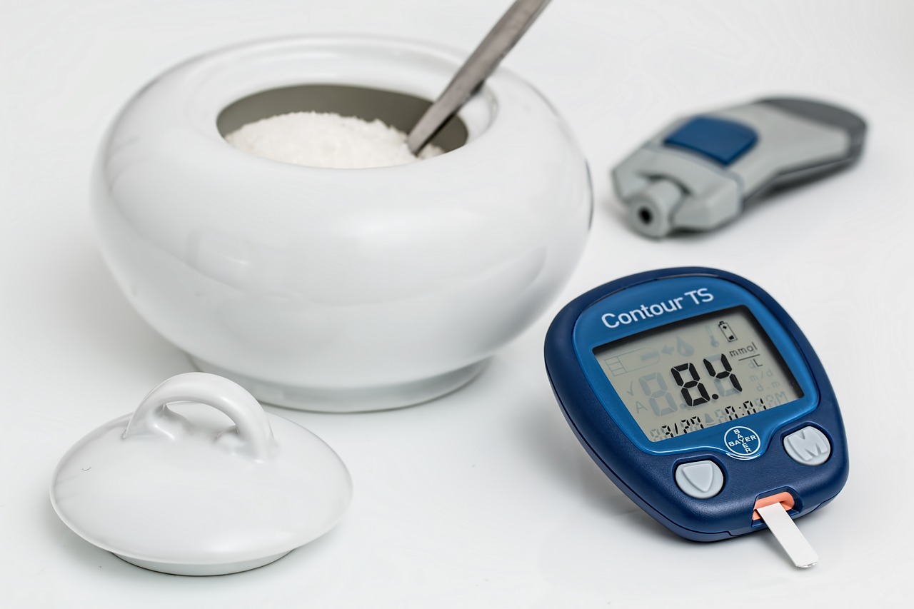 O meu glucómetro é adequado? Fonte: thinkstock medidor de glucose azul na mesa ao lado do frasco de açúcar