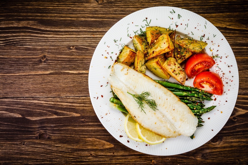 Exemplo de jantar: peixe grelhado com espargos, batatas assadas, ervas aromáticas e legumes frescos: Getty Images Exemplo de jantar: peixe grelhado com espargos, batatas assadas, ervas aromáticas e legumes frescos.