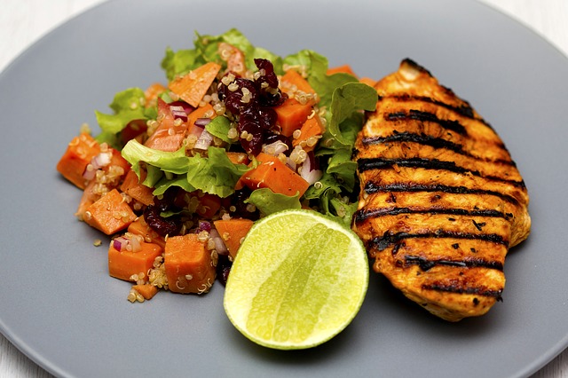 As proteínas animais e vegetais são igualmente importantes para o ser humano. Fonte: Pixabay Peito de frango grelhado, legumes grelhados, num prato branco.