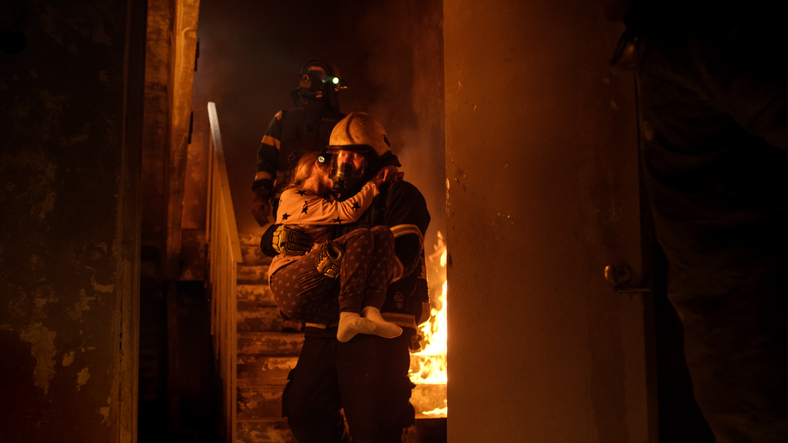 Ameaça para a saúde e a vida devido à asfixia pelos fumos de combustão num incêndio. Foto: Thinkstock incêndio na casa, os bombeiros levam a criança nos braços