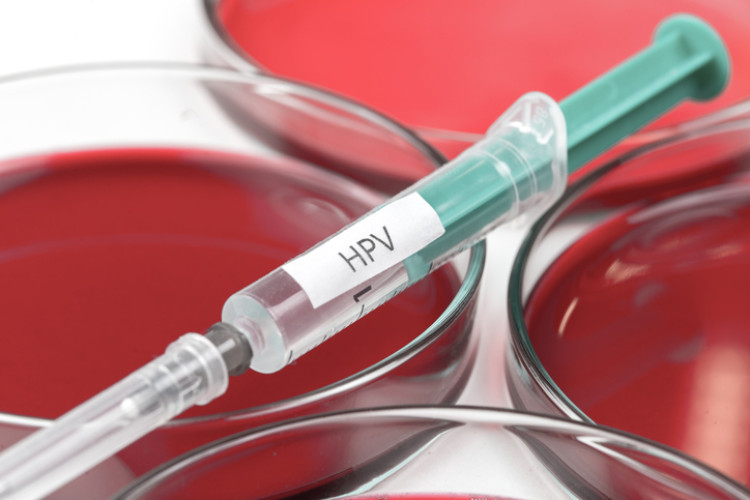 A vacinação contra o HPV existe. Fonte: Getty Images seringa com vacina contra o HPV