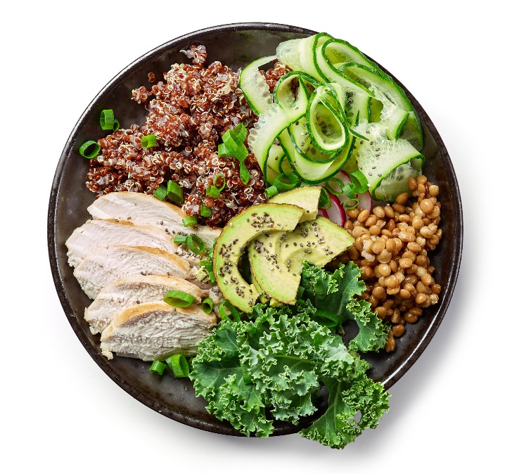 Exemplo de uma refeição com mais proteínas (carne magra), hidratos de carbono complexos e fibras (bulgur, legumes) e adição de menos gordura (abacate): Getty Images Exemplo de uma refeição com mais proteínas (carne magra), hidratos de carbono complexos e fibras (bulgur, legumes) e adição de menos gordura (abacate).