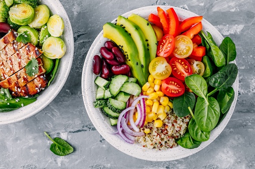 A dieta deve ser variada e conter muita fruta e legumes: Getty Images Pratos cheios de comida com muitos legumes frescos.