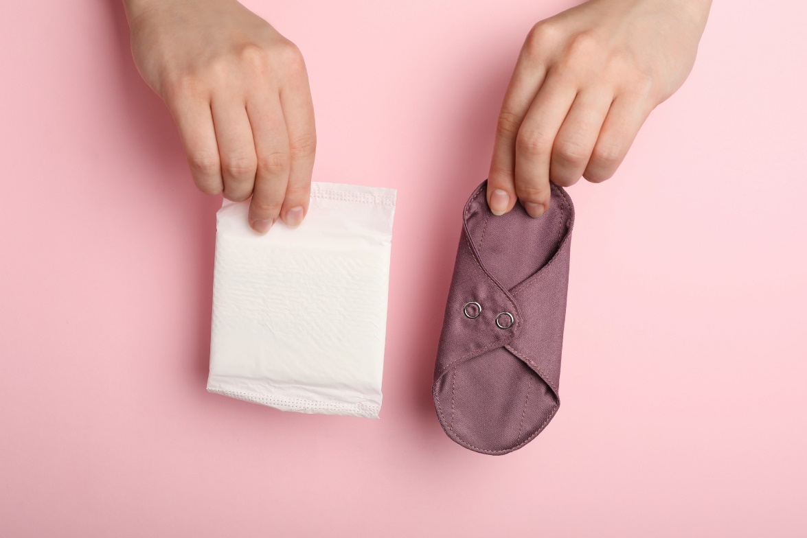 Pensos menstruais descartáveis e de pano Fonte: Getty Images Pensos menstruais descartáveis e de pano