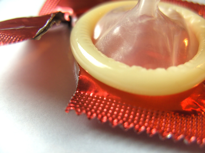 O preservativo pode proporcionar uma proteção parcial. Fonte: Getty Images Preservativo retirado da embalagem, embalagem rompida, como prevenção da gonorreia e de outras DST, contraceção de barreira