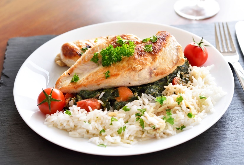 Exemplo de almoço: peito de frango grelhado com arroz, ervas aromáticas e legumes frescos: Getty Images Exemplo de almoço: peito de frango grelhado com arroz, ervas aromáticas e legumes frescos.