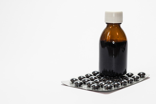 Medicação após consulta com um médico ou farmacêutico. Fonte da foto: thinkstock photos medicamentos, xarope, comprimidos