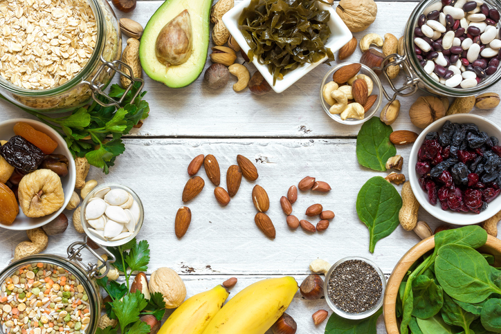 O magnésio também se encontra em fontes naturais, como nozes, bananas, etc. Fonte Getty Images O magnésio, um ião que se encontra nos alimentos, nas nozes, abacates, bananas, folhas de vegetais verdes