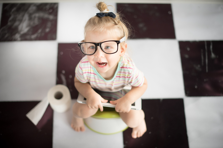 A gripe ou doença viral intestinal é a causa mais comum de doença diarreica nas crianças (90%). Foto: Thinkstock uma criança pequena com óculos de sol sentada no bacio