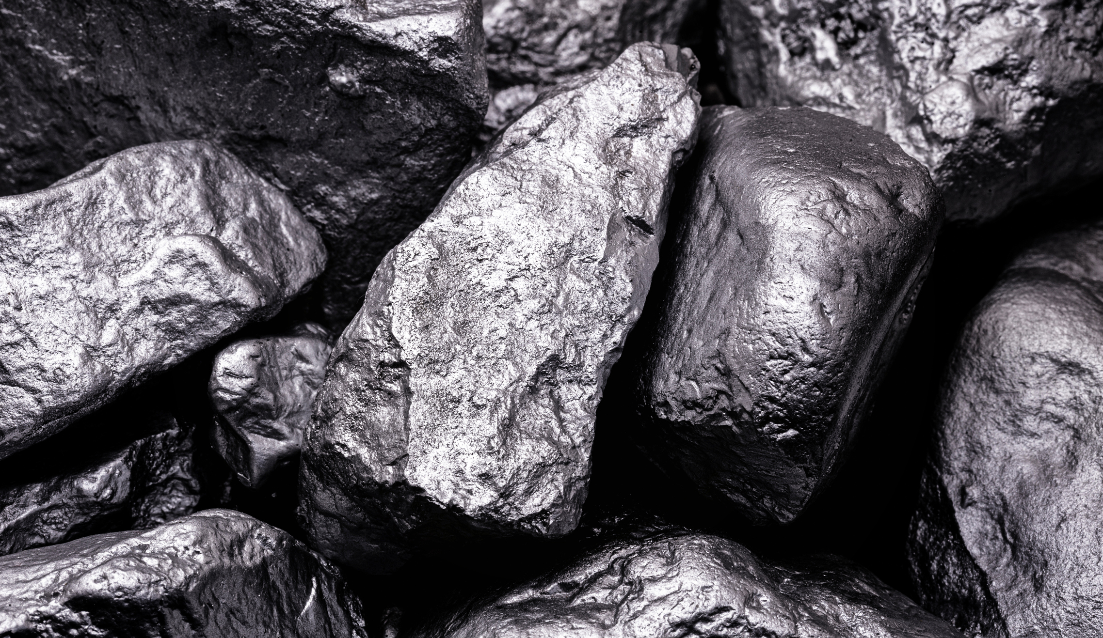 Na natureza, o manganês encontra-se normalmente sob a forma de minerais - óxidos, silicatos ou carbonatos: Getty Images Na natureza, o manganês encontra-se normalmente sob a forma de minerais - óxidos, silicatos ou carbonatos.