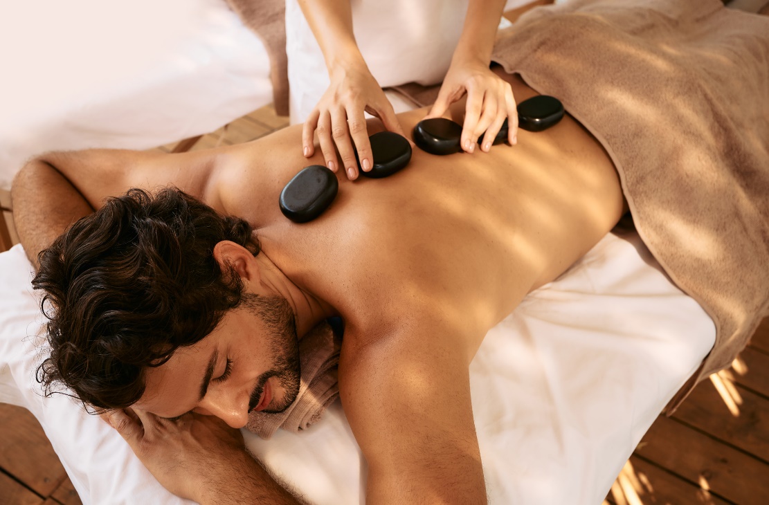 Massagem com pedras de lava. Fonte: Getty Images Massagem com pedras de lava